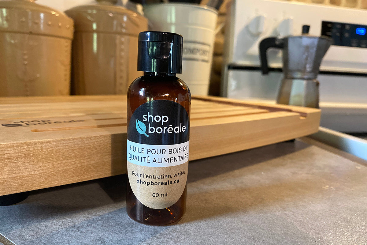 Huile d’entretien de qualité alimentaire pour planches et accessoires en bois, protège et ravive le bois massif – fabriquée au Québec – Shop Boréale / Food-grade wood care oil for cutting boards and wooden accessories, protects and restores solid wood – made in Quebec – Shop Boréale