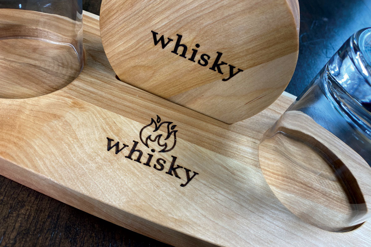 Ensemble fumoir et whisky Le Classy en bois massif personnalisé au laser – fait à la main au Québec – Shop Boréale / Le Classy whisky and smoke set – laser-personalized solid wood – handmade in Quebec – Shop Boréale