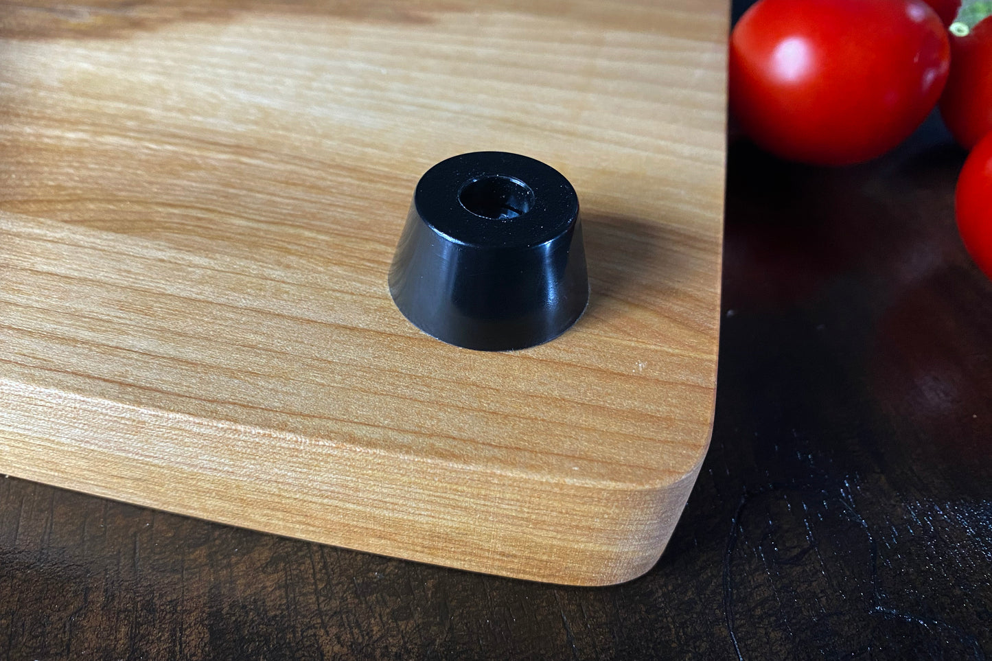 Détail des pattes antidérapantes de la planche en bois massif, assurant stabilité et protection des surfaces – faite à la main au Québec – Shop Boréale / Close-up of the solid wood cutting board’s non-slip feet, offering stability and surface protection – handmade in Quebec – Shop Boréale