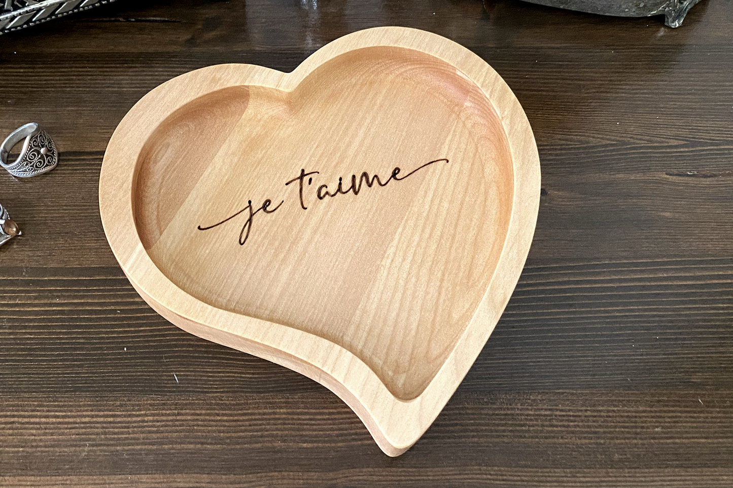 Plateau vide-poche en bois massif, idéal pour clés, bijoux et petits objets – parfait comme cadeau St-Valentin pour son amoureux(se) – fait à la main au Québec – Shop Boréale / Solid wood catch-all valet tray for keys, jewelry and accessories – perfect Valentine’s gift for a loved one – handmade in Quebec – Shop Boréale