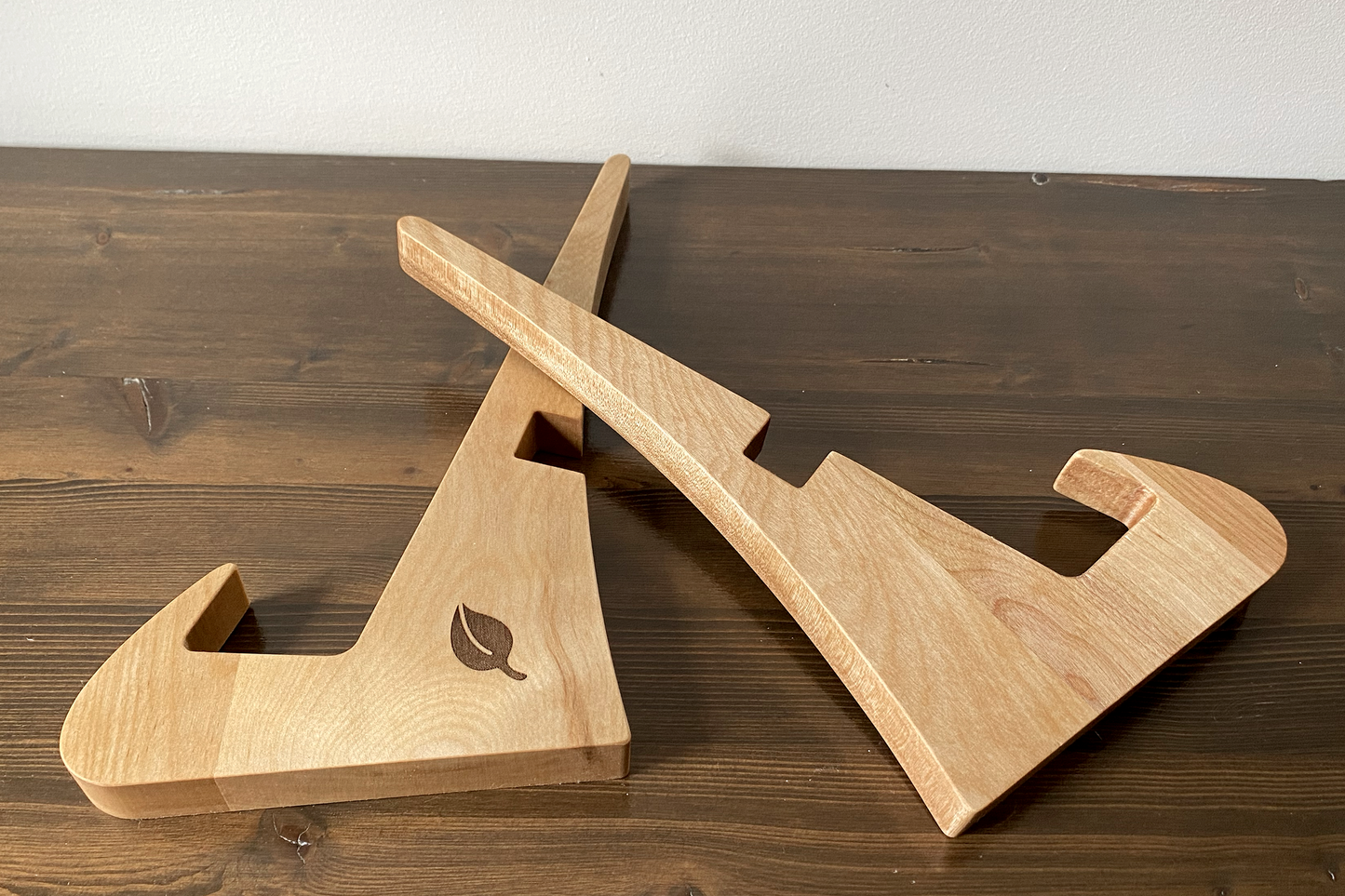 Support en bois massif pour tablette, iPad et livre – stable et artisanal, idéal pour lecture ou cuisine – fait à la main au Québec – Shop Boréale / Solid wood stand for tablet, iPad and books – stable handmade design for reading or cooking – crafted in Quebec – Shop Boréale