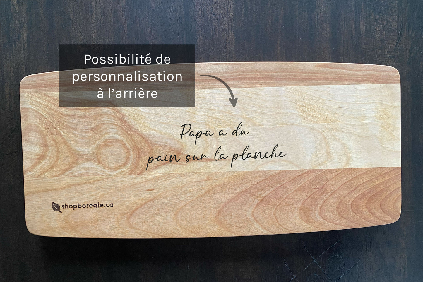 Planche à pain en bois massif, personnalisable et élégante – idéale comme cadeau gourmand pour les amateurs de pain et de baguettes croustillantes – faite à la main au Québec – Shop Boréale / Customizable solid wood bread board, elegant and practical – perfect as a gourmet gift for bread lovers and crusty baguettes – handmade in Quebec – Shop Boréale