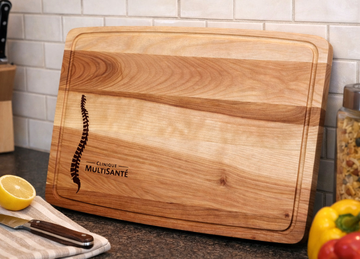 Planche à découper en bois massif personnalisable, robuste et idéale pour cadeaux corporatifs, cadeaux employés – faite à la main au Québec – Shop Boréale - Customizable solid wood cutting board, sturdy and ideal for corporate gifts and employee gifts – handmade in Quebec – Shop Boréale