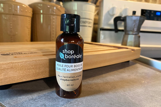 Huile d’entretien de qualité alimentaire pour planches et accessoires en bois, protège et ravive le bois massif – fabriquée au Québec – Shop Boréale / Food-grade wood care oil for cutting boards and wooden accessories, protects and restores solid wood – made in Quebec – Shop Boréale
