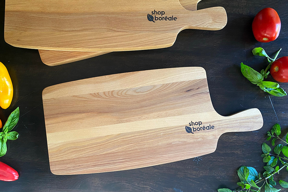 Plateau de service avec poignée en bois massif, élégant et personnalisable – parfait pour apéro, fromage ou charcuterie, cadeau gourmet – fait à la main au Québec – Shop Boréale / Elegant customizable solid wood serving tray – perfect for appetizers, cheese or charcuterie, gourmet gift – handmade in Quebec – Shop Boréale
