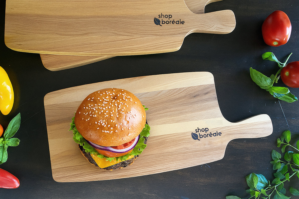 Plateau de service en bois massif, élégant et personnalisable – parfait pour apéro, fromage ou charcuterie, cadeau gourmet – fait à la main au Québec – Shop Boréale / Elegant customizable solid wood serving tray – perfect for appetizers, cheese or charcuterie, gourmet gift – handmade in Quebec – Shop Boréale
