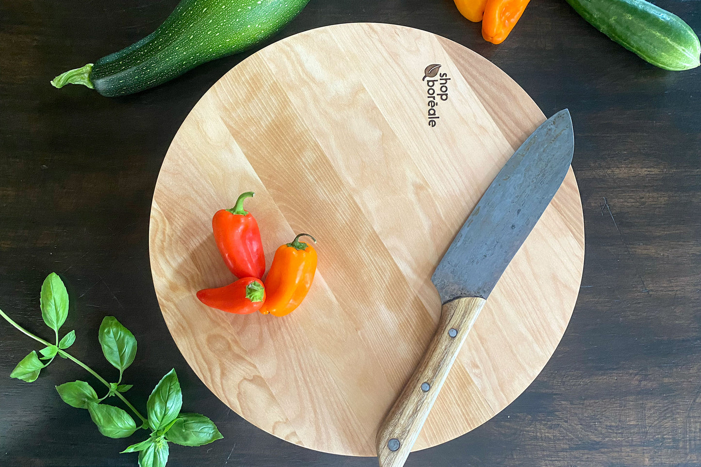 Planche à découper ronde en bois massif artisanale et personnalisable, robuste et idéale pour viande, légumes et cuisine quotidienne – faite à la main au Québec – Shop Boréale / Handcrafted solid wood customizable round cutting board, durable and perfect for meat, vegetables and daily cooking – handmade in Quebec – Shop Boréale