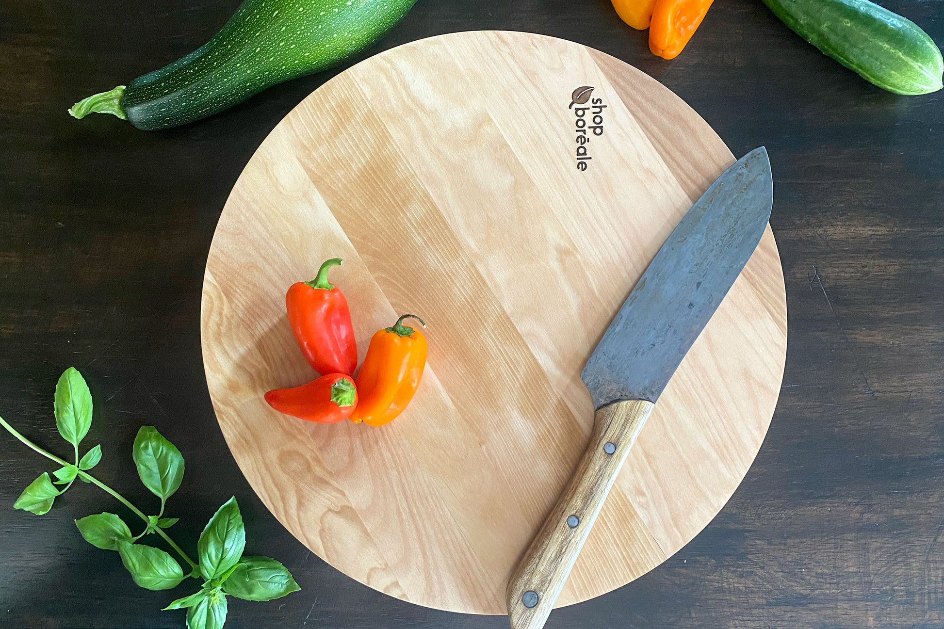 Planche à découper ronde en bois massif artisanale et personnalisable, robuste et idéale pour viande, légumes et cuisine quotidienne – faite à la main au Québec – Shop Boréale / Handcrafted solid wood customizable round cutting board, durable and perfect for meat, vegetables and daily cooking – handmade in Quebec – Shop Boréale