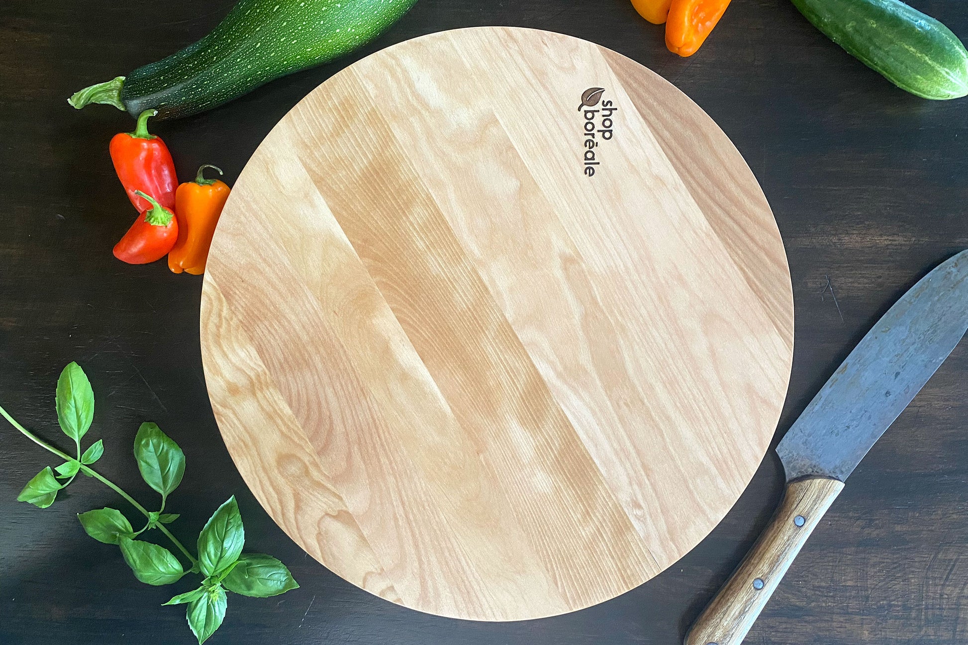 Planche à découper ronde en bois massif artisanale et personnalisable, robuste et idéale pour viande, légumes et cuisine quotidienne – faite à la main au Québec – Shop Boréale / Handcrafted solid wood customizable round cutting board, durable and perfect for meat, vegetables and daily cooking – handmade in Quebec – Shop Boréale