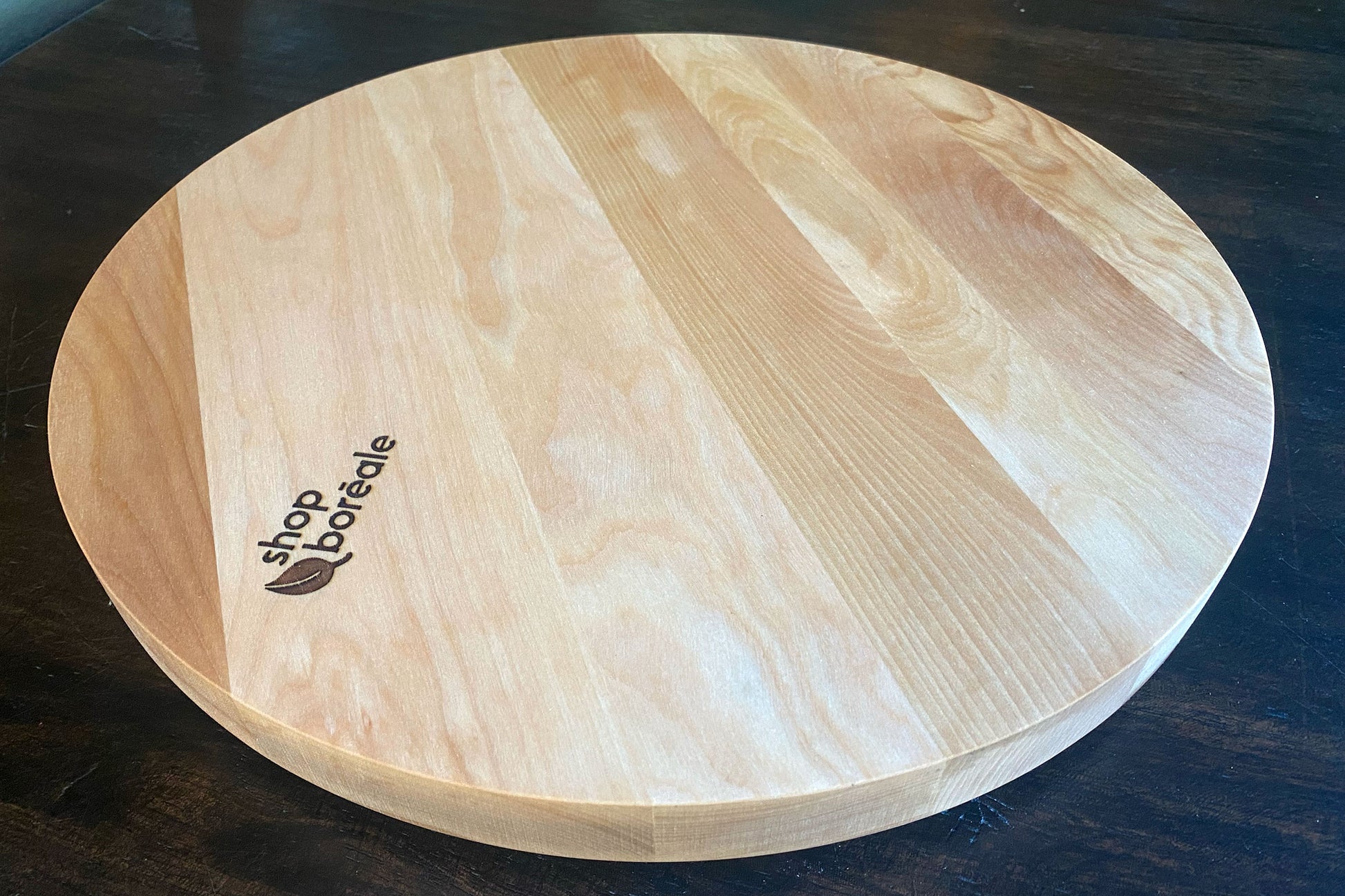 Planche à découper ronde en bois massif artisanale et personnalisable, robuste et idéale pour viande, légumes et cuisine quotidienne – faite à la main au Québec – Shop Boréale / Handcrafted solid wood customizable round cutting board, durable and perfect for meat, vegetables and daily cooking – handmade in Quebec – Shop Boréale