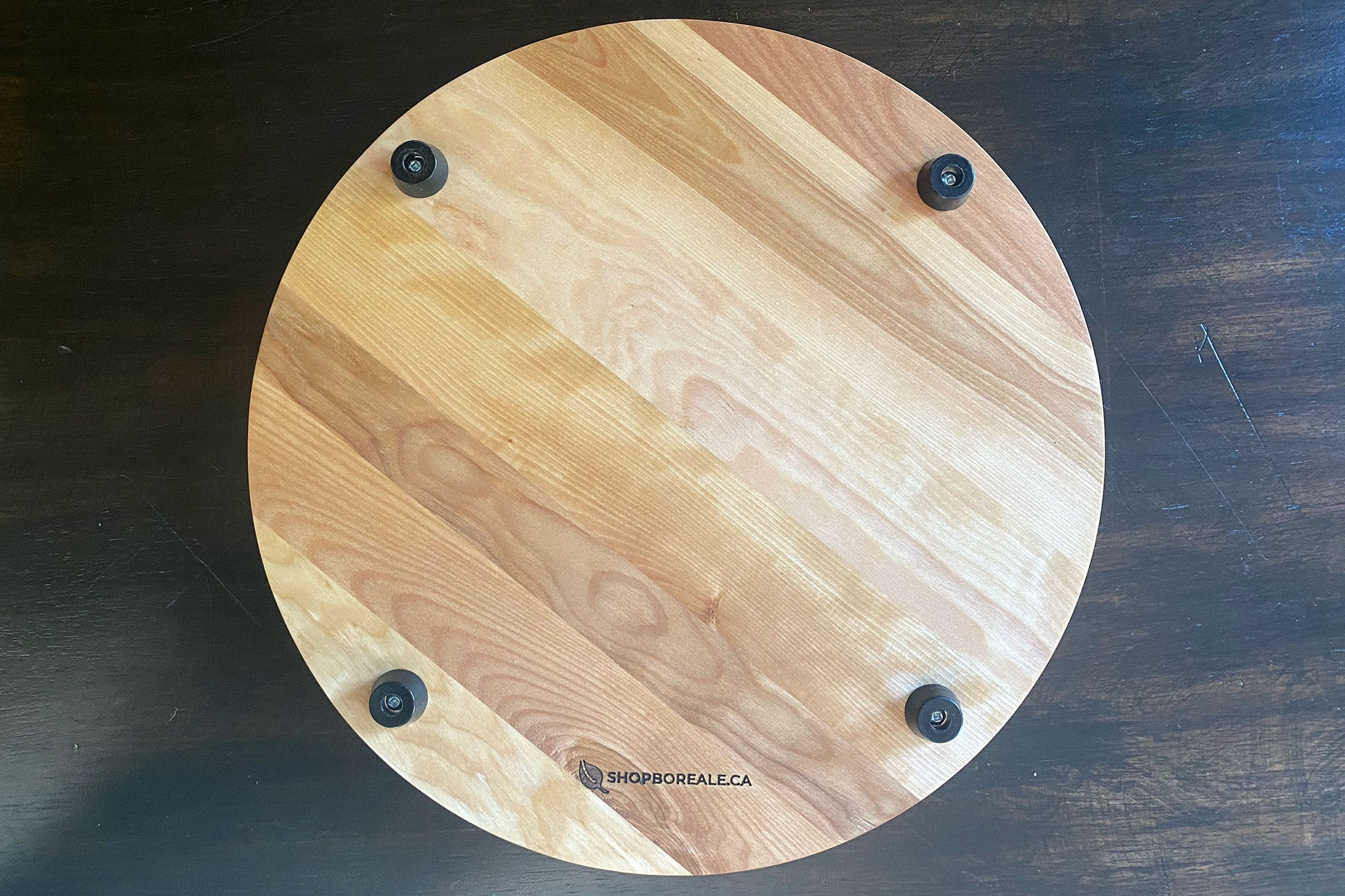 Planche à découper ronde en bois massif artisanale et personnalisable, robuste et idéale pour viande, légumes et cuisine quotidienne – faite à la main au Québec – Shop Boréale / Handcrafted solid wood customizable round cutting board, durable and perfect for meat, vegetables and daily cooking – handmade in Quebec – Shop Boréale