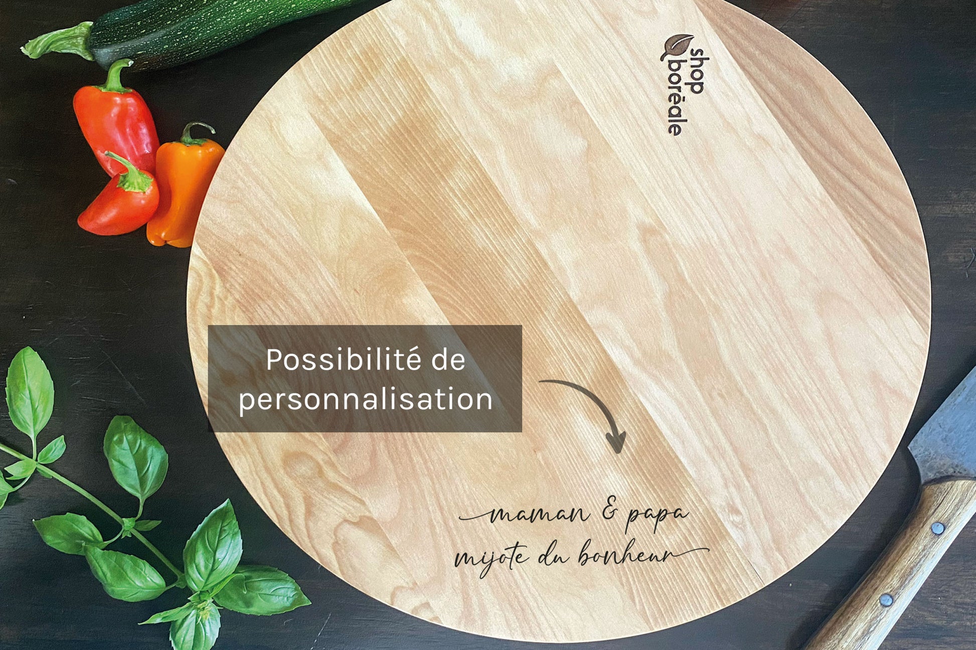 Planche à découper ronde en bois massif artisanale et personnalisable, robuste et idéale pour viande, légumes et cuisine quotidienne – faite à la main au Québec – Shop Boréale / Handcrafted solid wood customizable round cutting board, durable and perfect for meat, vegetables and daily cooking – handmade in Quebec – Shop Boréale