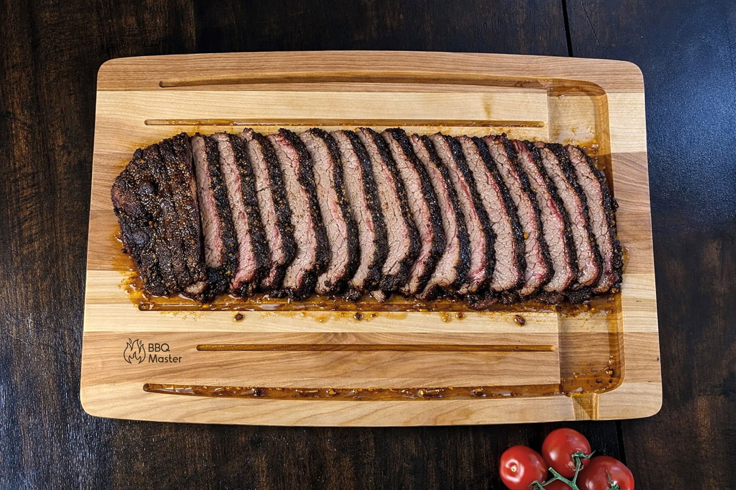 Planche à découper en bois massif avec rainures profondes et réservoir à jus – idéale pour viande, BBQ, brisquette et steaks – faite à la main au Québec – Shop Boréale / Solid wood carving board with deep grooves and juice well – perfect for meat, BBQ, roasts and steaks – handmade in Quebec – Shop Boréale