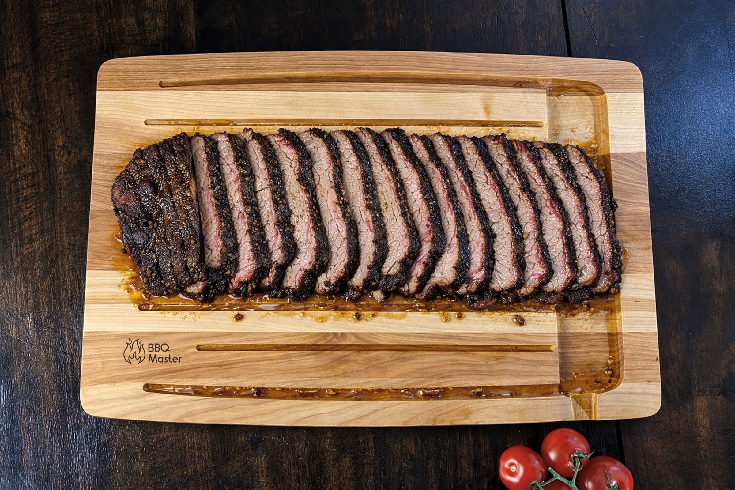 Planche à découper en bois massif avec rainures profondes et réservoir à jus – idéale pour viande, BBQ, brisquette et steaks – faite à la main au Québec – Shop Boréale / Solid wood carving board with deep grooves and juice well – perfect for meat, BBQ, roasts and steaks – handmade in Quebec – Shop Boréale