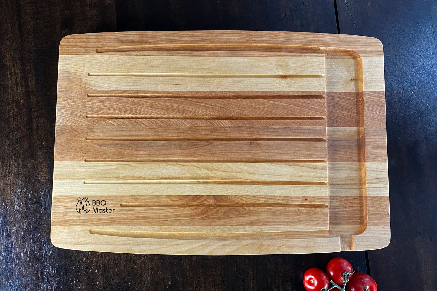 Planche à découper en bois massif avec rainures profondes et réservoir à jus – idéale pour viande, BBQ, brisquette et steaks – faite à la main au Québec – Shop Boréale / Solid wood carving board with deep grooves and juice well – perfect for meat, BBQ, roasts and steaks – handmade in Quebec – Shop Boréale