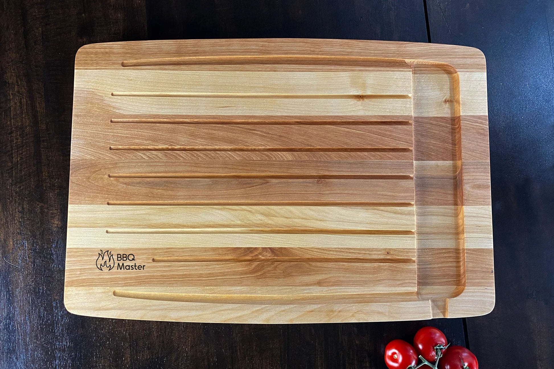 Planche à découper en bois massif avec rainures profondes et réservoir à jus – idéale pour viande, BBQ, brisquette et steaks – faite à la main au Québec – Shop Boréale / Solid wood carving board with deep grooves and juice well – perfect for meat, BBQ, roasts and steaks – handmade in Quebec – Shop Boréale