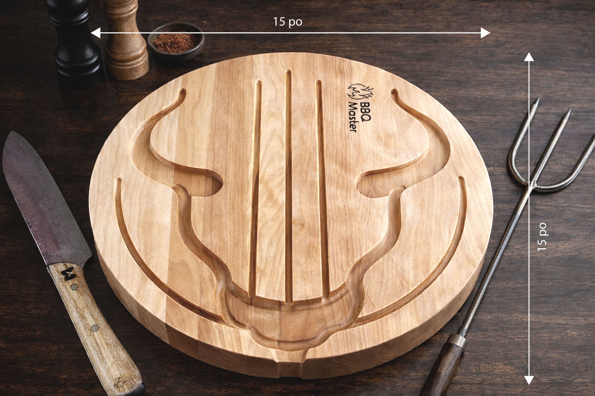 Planche à découper en bois massif avec rainures profondes et réservoir à jus - design en tête de boeuf – idéale pour viande, BBQ, rôtis et steaks – faite à la main au Québec – Shop Boréale / Solid wood carving board with deep grooves and juice well – bull's head design -  perfect for meat, BBQ, roasts and steaks – handmade in Quebec – Shop Boréale