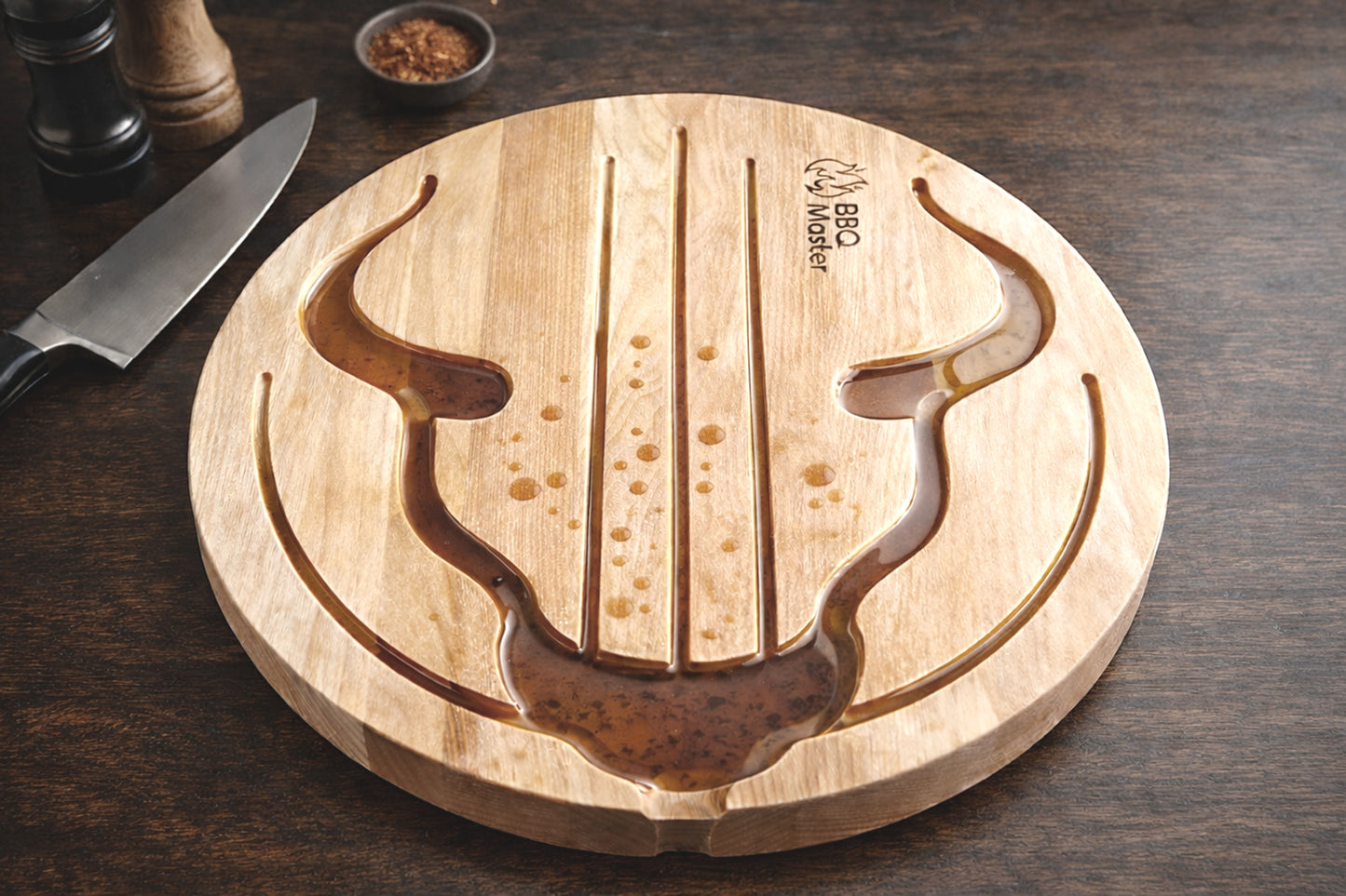 Planche à découper en bois massif avec rainures profondes et réservoir à jus - design en tête de boeuf – idéale pour viande, BBQ, rôtis et steaks – faite à la main au Québec – Shop Boréale / Solid wood carving board with deep grooves and juice well – bull's head design -  perfect for meat, BBQ, roasts and steaks – handmade in Quebec – Shop Boréale