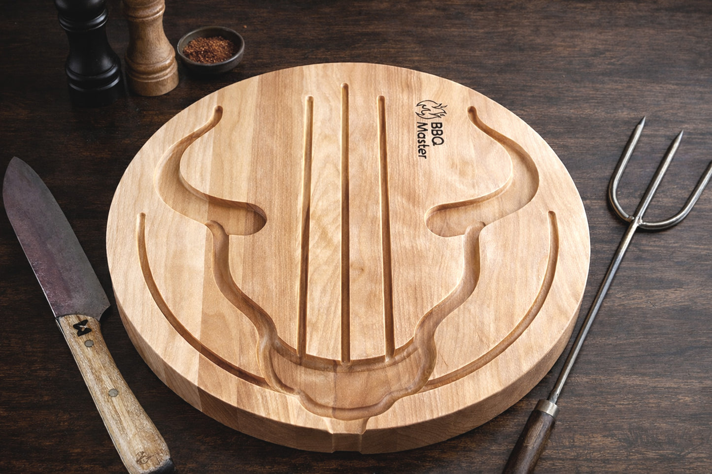 Planche à découper en bois massif avec rainures profondes et réservoir à jus - design en tête de boeuf – idéale pour viande, BBQ, rôtis et steaks – faite à la main au Québec – Shop Boréale / Solid wood carving board with deep grooves and juice well – bull's head design -  perfect for meat, BBQ, roasts and steaks – handmade in Quebec – Shop Boréale