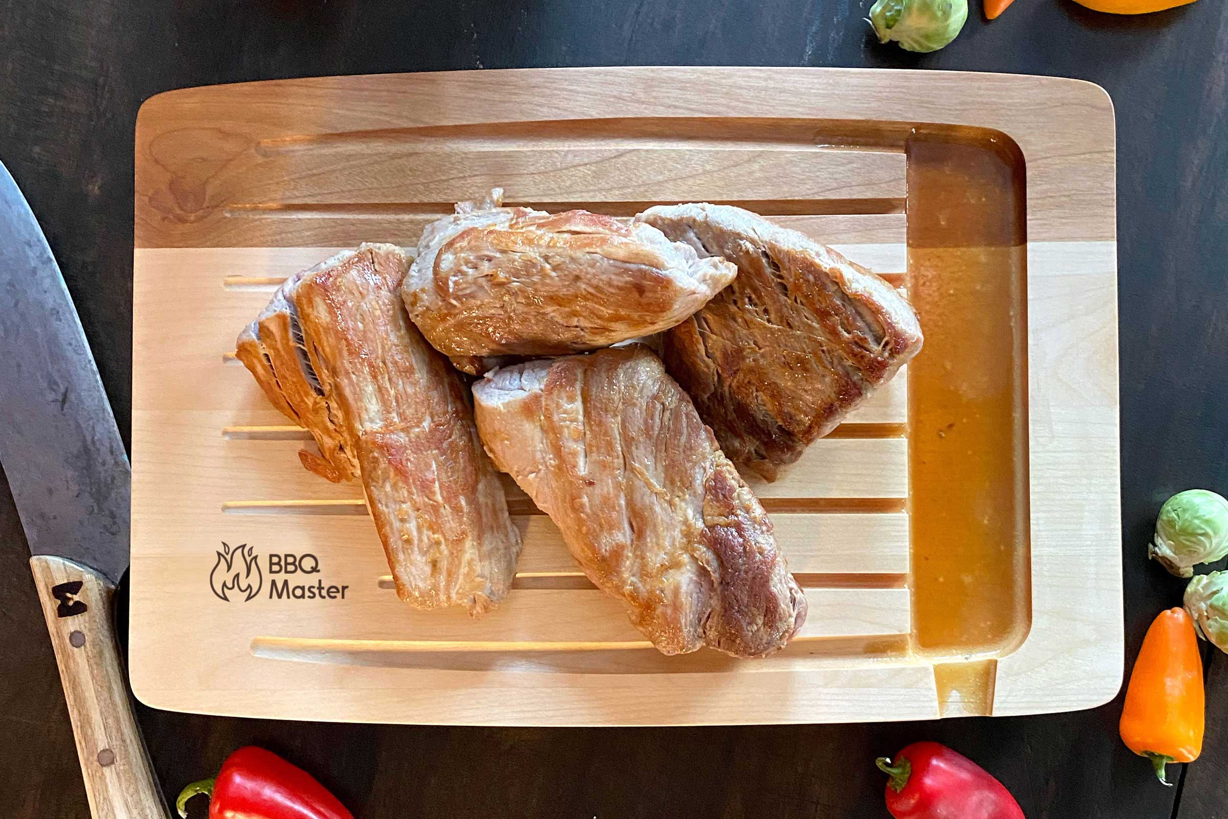 Planche à découper en bois massif avec rainures profondes et réservoir à jus – idéale pour viande, BBQ, rôtis et steaks – faite à la main au Québec – Shop Boréale / Solid wood carving board with deep grooves and juice well – perfect for meat, BBQ, roasts and steaks – handmade in Quebec – Shop Boréale
