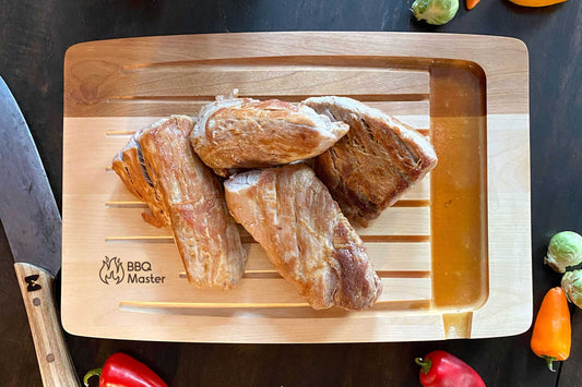 Planche à découper en bois massif avec rainures profondes et réservoir à jus – idéale pour viande, BBQ, rôtis et steaks – faite à la main au Québec – Shop Boréale / Solid wood carving board with deep grooves and juice well – perfect for meat, BBQ, roasts and steaks – handmade in Quebec – Shop Boréale

