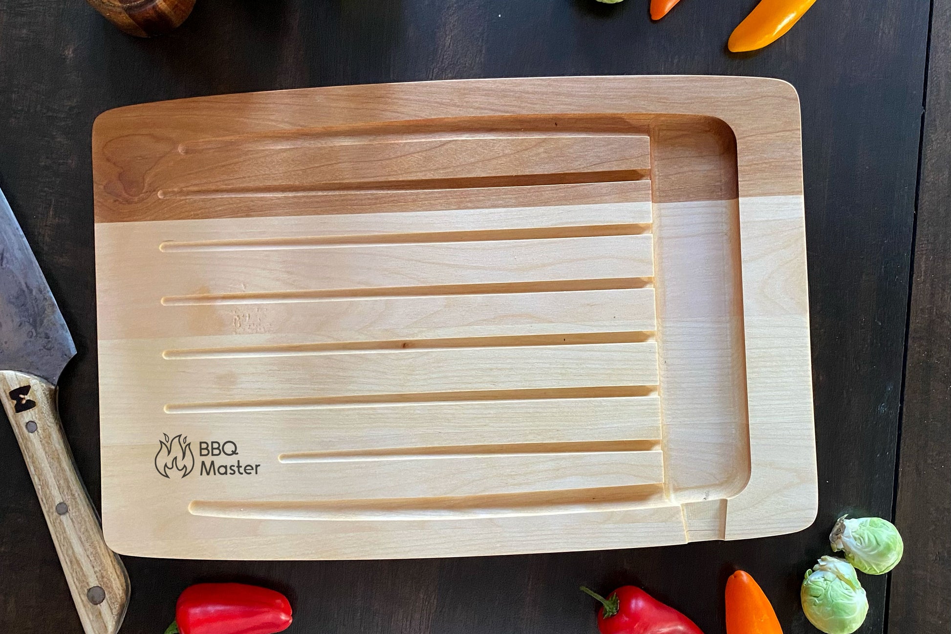 Planche à découper en bois massif avec rainures profondes et réservoir à jus – idéale pour viande, BBQ, rôtis et steaks – faite à la main au Québec – Shop Boréale / Solid wood carving board with deep grooves and juice well – perfect for meat, BBQ, roasts and steaks – handmade in Quebec – Shop Boréale

