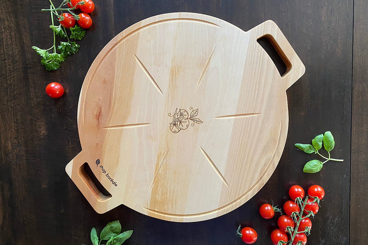 Planche à pizza en bois massif, élégante et personnalisable – idéale pour servir ou couper vos pizzas maison – fait à la main au Québec – Shop Boréale / Elegant customizable solid wood pizza board – perfect for serving or slicing homemade pizzas – handmade in Quebec – Shop Boréale