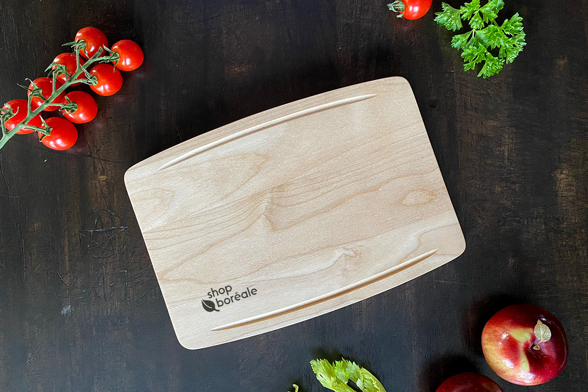 Plateau de service en bois massif, élégant et personnalisable – parfait pour apéro, fromage ou charcuterie, cadeau gourmet – fait à la main au Québec – Shop Boréale / Elegant customizable solid wood serving tray – perfect for appetizers, cheese or charcuterie, gourmet gift – handmade in Quebec – Shop Boréale