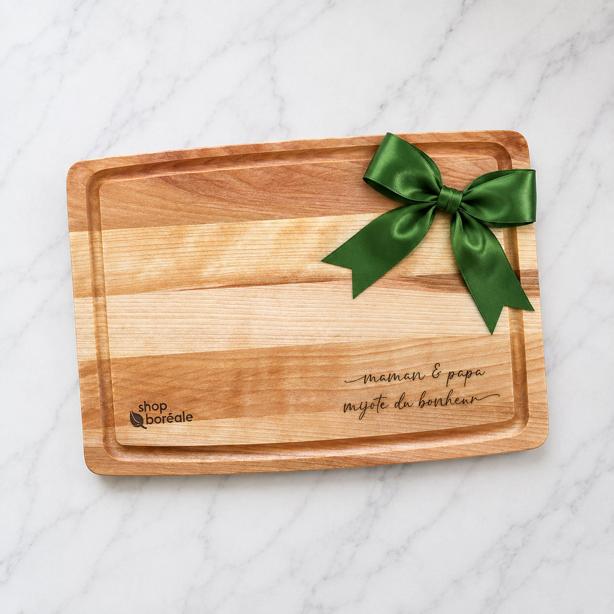 Idées cadeaux en bois personnalisés. Planche à découper, plateaux à charcuterie et fromage, planche à pizza, planche BBQ. Personnalisation pour cadeau. Shop Boréale