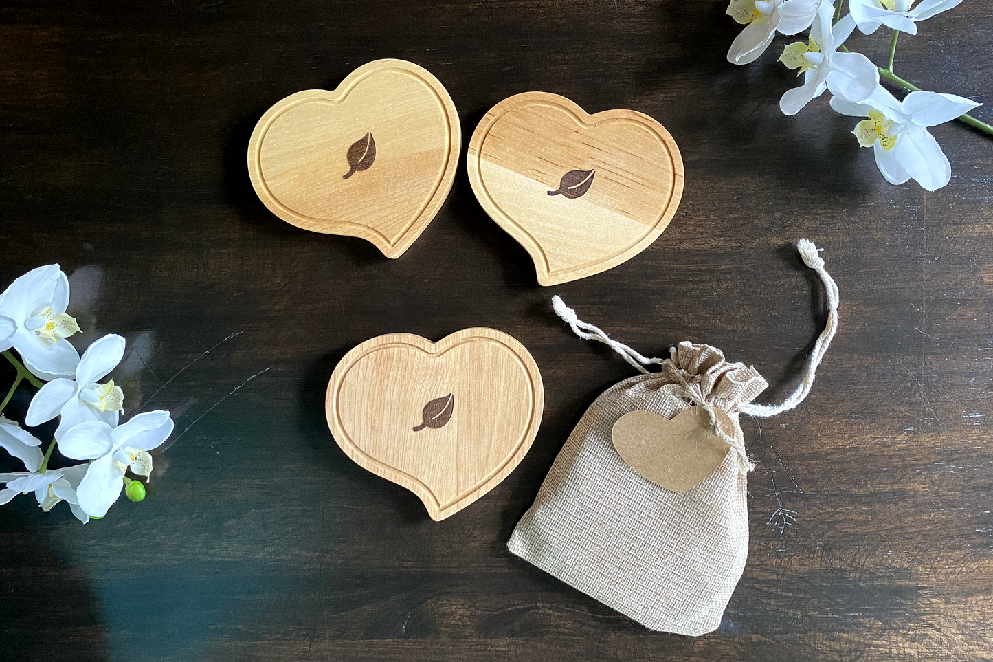 Ensemble sous-verres en forme de cœur pour spiritueux en bois massif, personnalisable – idéal pour mariage ou Saint-Valentin – fait à la main au Québec – Shop Boréale / Heart-shaped solid wood spirits coaster set, customizable – perfect for weddings or Valentine’s Day – handmade in Quebec – Shop Boréale
