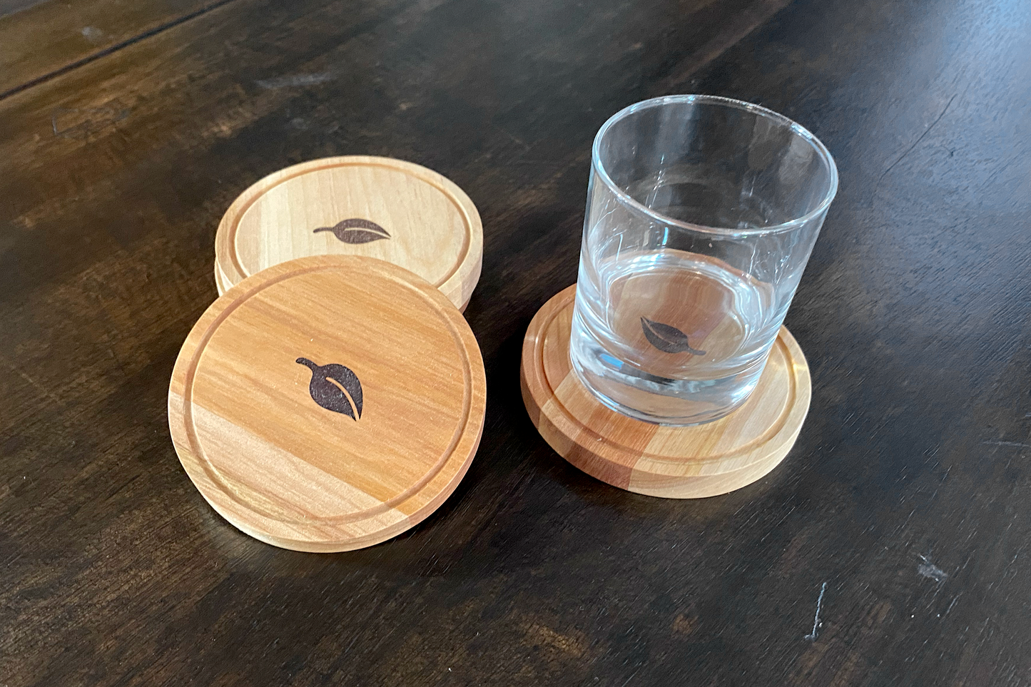 Ensemble sous-verres pour spiritueux en bois massif – fait à la main au Québec – Shop Boréale / Spirits coaster set in solid wood – handmade in Quebec – Shop Boréale
