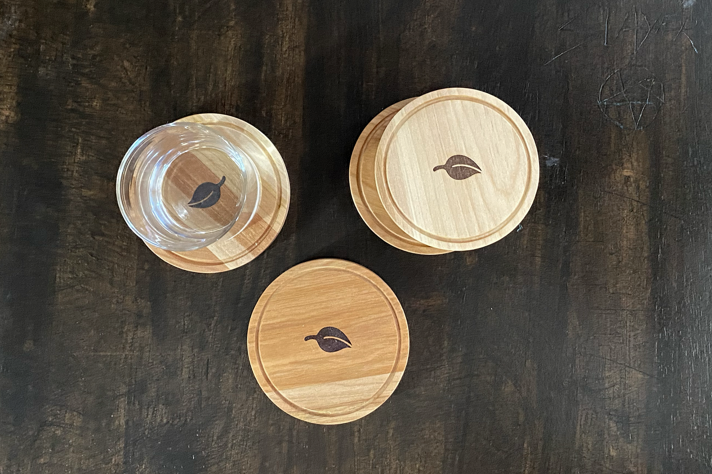Ensemble sous-verres pour spiritueux en bois massif – fait à la main au Québec – Shop Boréale / Spirits coaster set in solid wood – handmade in Quebec – Shop Boréale
