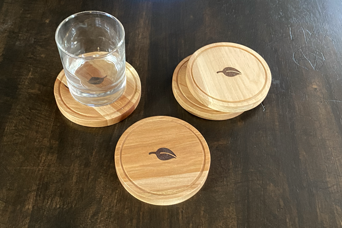 Ensemble sous-verres pour spiritueux en bois massif – fait à la main au Québec – Shop Boréale / Spirits coaster set in solid wood – handmade in Quebec – Shop Boréale

