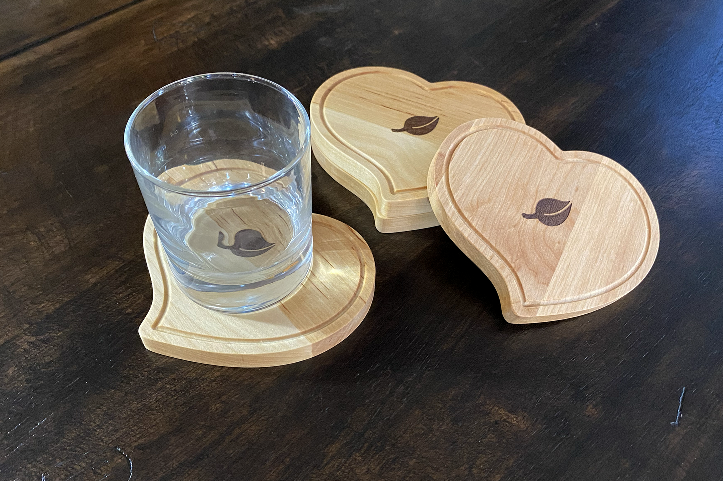 Ensemble sous-verres en forme de cœur pour spiritueux en bois massif, personnalisable – idéal pour mariage ou Saint-Valentin – fait à la main au Québec – Shop Boréale / Heart-shaped solid wood spirits coaster set, customizable – perfect for weddings or Valentine’s Day – handmade in Quebec – Shop Boréale
