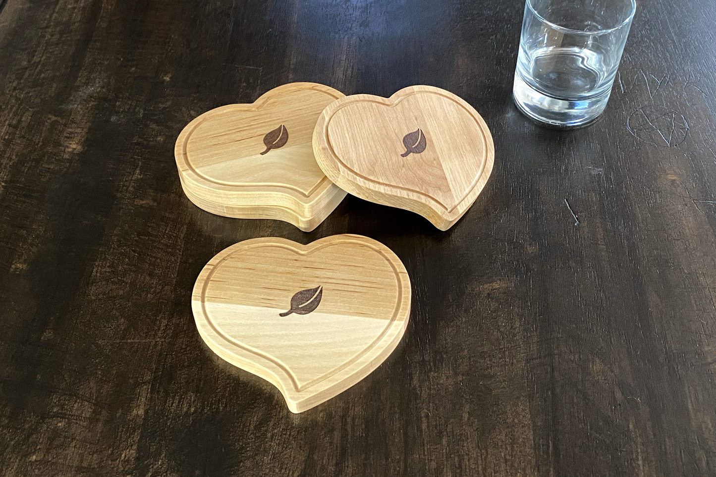 Ensemble sous-verres en forme de cœur pour spiritueux en bois massif, personnalisable – idéal pour mariage ou Saint-Valentin – fait à la main au Québec – Shop Boréale / Heart-shaped solid wood spirits coaster set, customizable – perfect for weddings or Valentine’s Day – handmade in Quebec – Shop Boréale
