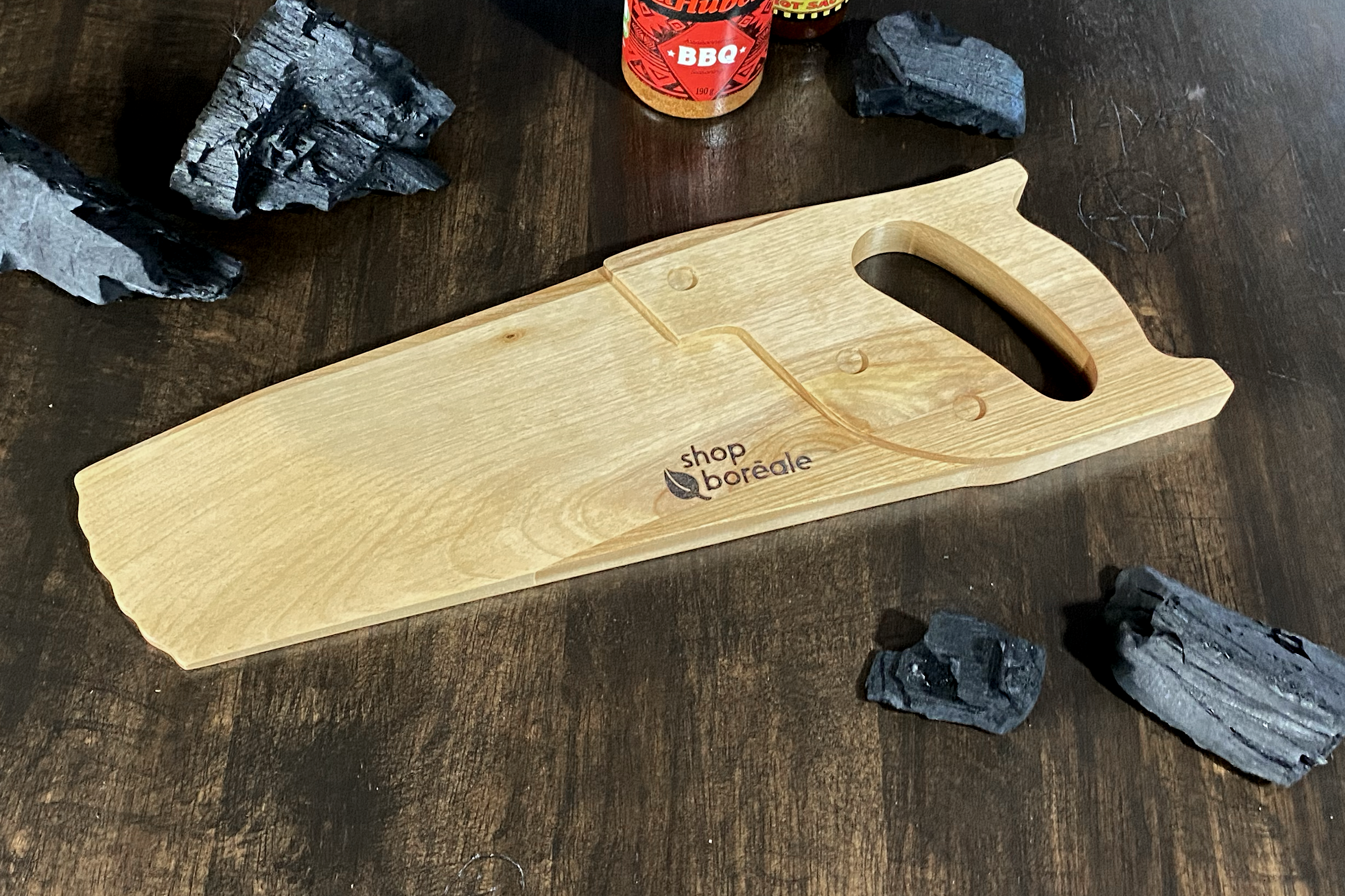 Grattoir à BBQ Le Bricoleur en bois massif – cadeau idéal pour menuisier ou bricoleur – fait à la main au Québec – Shop Boréale / BBQ wood scraper Le Bricoleur in solid wood – ideal gift for woodworkers or DIY enthusiasts – handmade in Quebec – Shop Boréale
