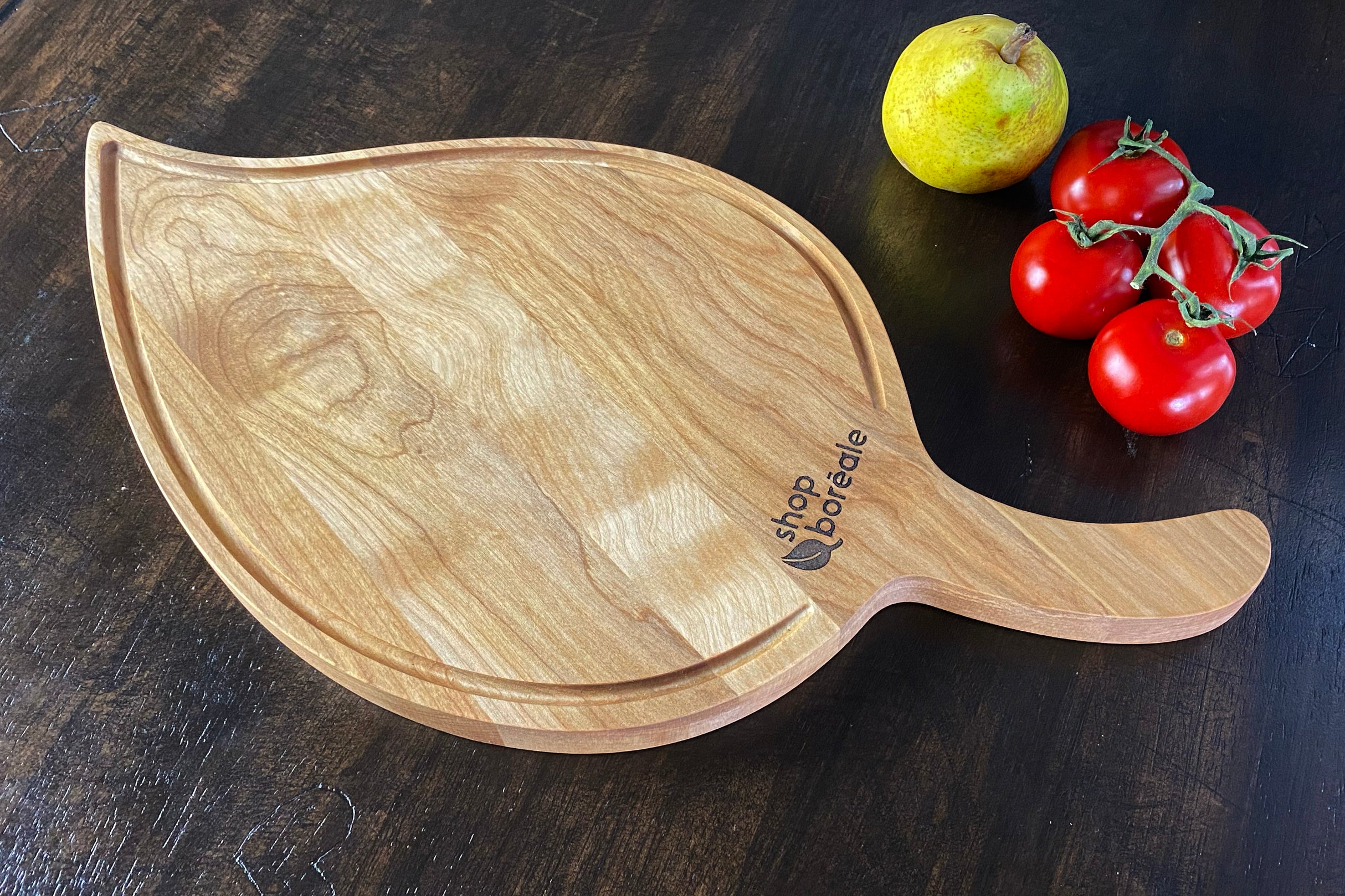 Plateau de service en bois massif en forme de feuille, personnalisable et élégant – idéal pour apéro, fromage ou charcuterie – fait à la main au Québec – Shop Boréale / Elegant leaf-shaped solid wood serving tray, customizable – perfect for appetizers, cheese or charcuterie – handmade in Quebec – Shop Boréale

