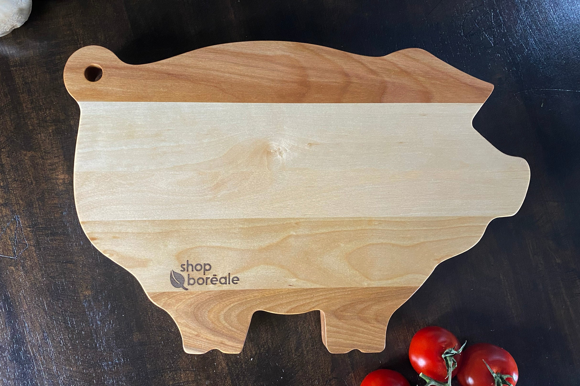 Planche à découper en forme de cochon en bois massif, personnalisable – idéale pour découpe, préparation ou comme cadeau ludique et gourmet – faite à la main au Québec – Shop Boréale / Pig-shaped solid wood cutting board, customizable – perfect for slicing, prep or as a fun gourmet gift – handmade in Quebec – Shop Boréale
