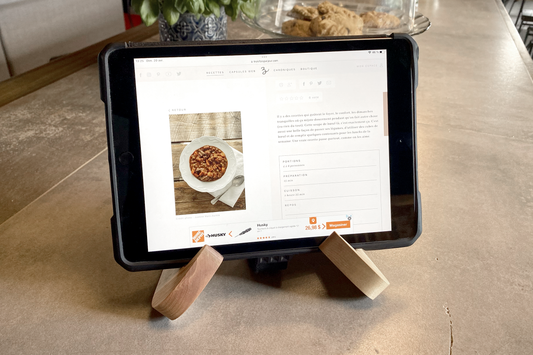 Support en bois massif pour tablette, iPad et livre – stable et artisanal, idéal pour lecture ou cuisine – fait à la main au Québec – Shop Boréale / Solid wood stand for tablet, iPad and books – stable handmade design for reading or cooking – crafted in Quebec – Shop Boréale
