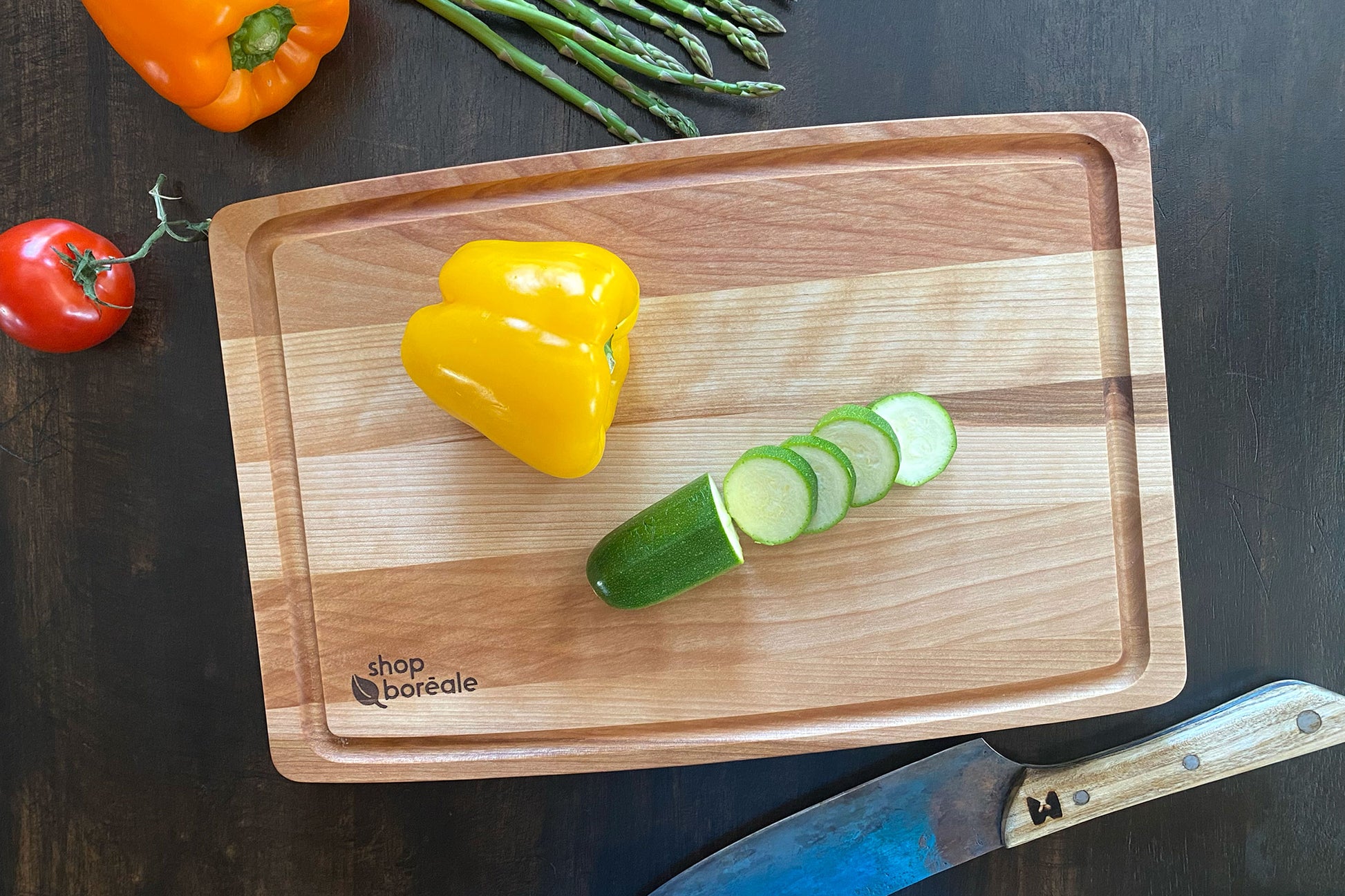 Planche à découper en bois massif artisanale et personnalisable, robuste et idéale pour viande, légumes et cuisine quotidienne – faite à la main au Québec – Shop Boréale / Handcrafted solid wood customizable cutting board, durable and perfect for meat, vegetables and daily cooking – handmade in Quebec – Shop Boréale