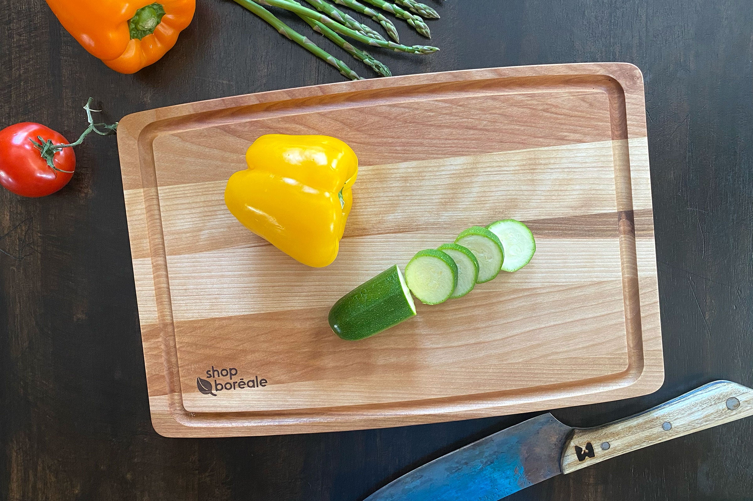 Planche à découper en bois massif artisanale et personnalisable, robuste et idéale pour viande, légumes et cuisine quotidienne – faite à la main au Québec – Shop Boréale / Handcrafted solid wood customizable cutting board, durable and perfect for meat, vegetables and daily cooking – handmade in Quebec – Shop Boréale