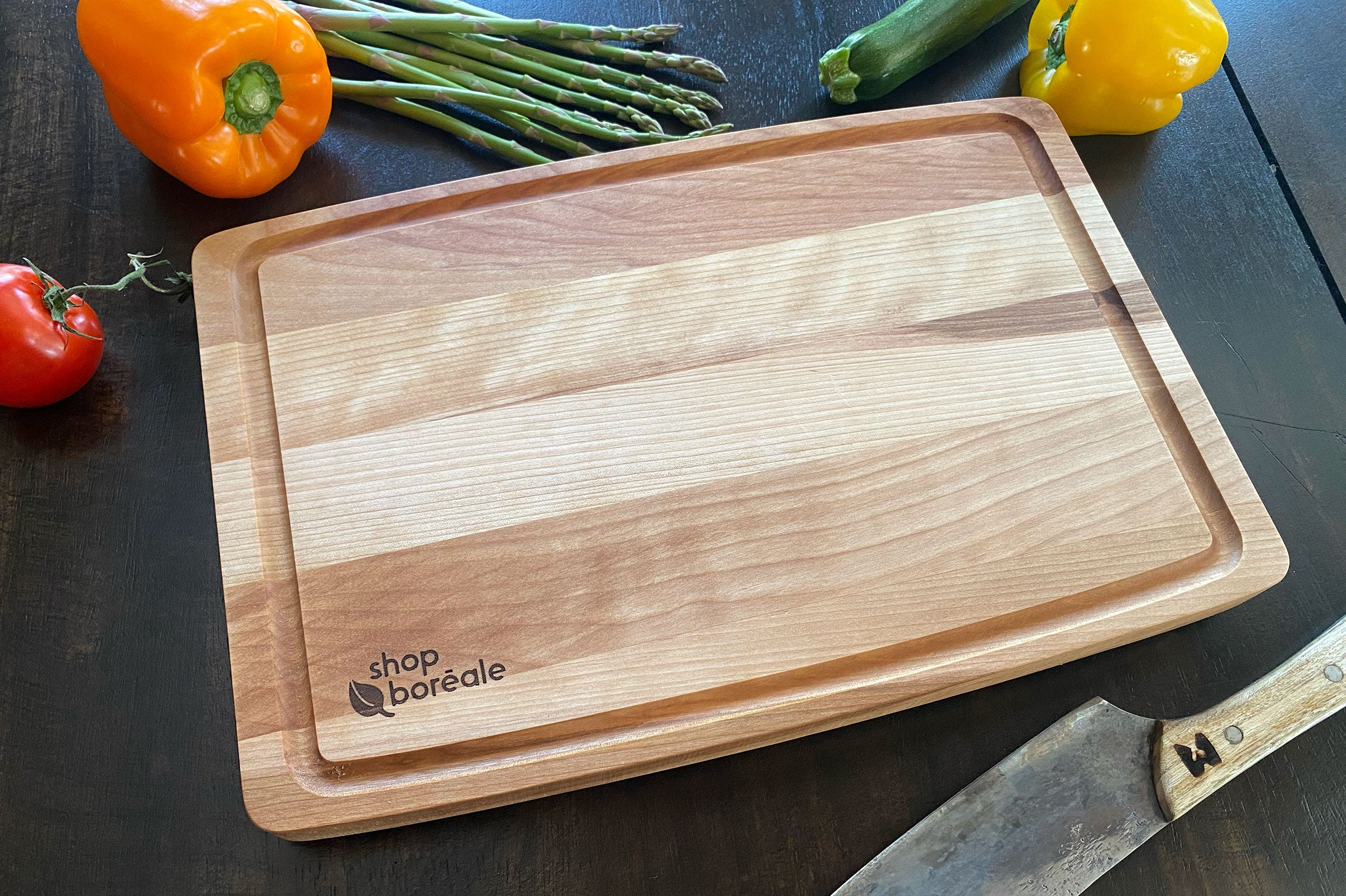 Planche à découper en bois massif artisanale et personnalisable, robuste et idéale pour viande, légumes et cuisine quotidienne – faite à la main au Québec – Shop Boréale / Handcrafted solid wood customizable cutting board, durable and perfect for meat, vegetables and daily cooking – handmade in Quebec – Shop Boréale