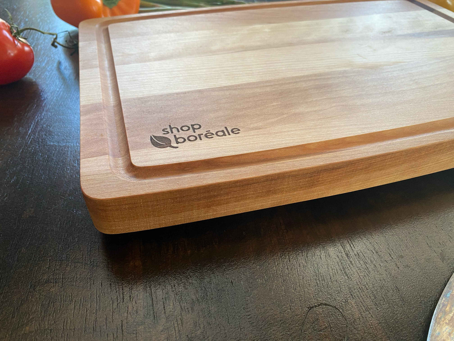 Planche à découper en bois massif artisanale et personnalisable, robuste et idéale pour viande, légumes et cuisine quotidienne – faite à la main au Québec – Shop Boréale / Handcrafted solid wood customizable cutting board, durable and perfect for meat, vegetables and daily cooking – handmade in Quebec – Shop Boréale