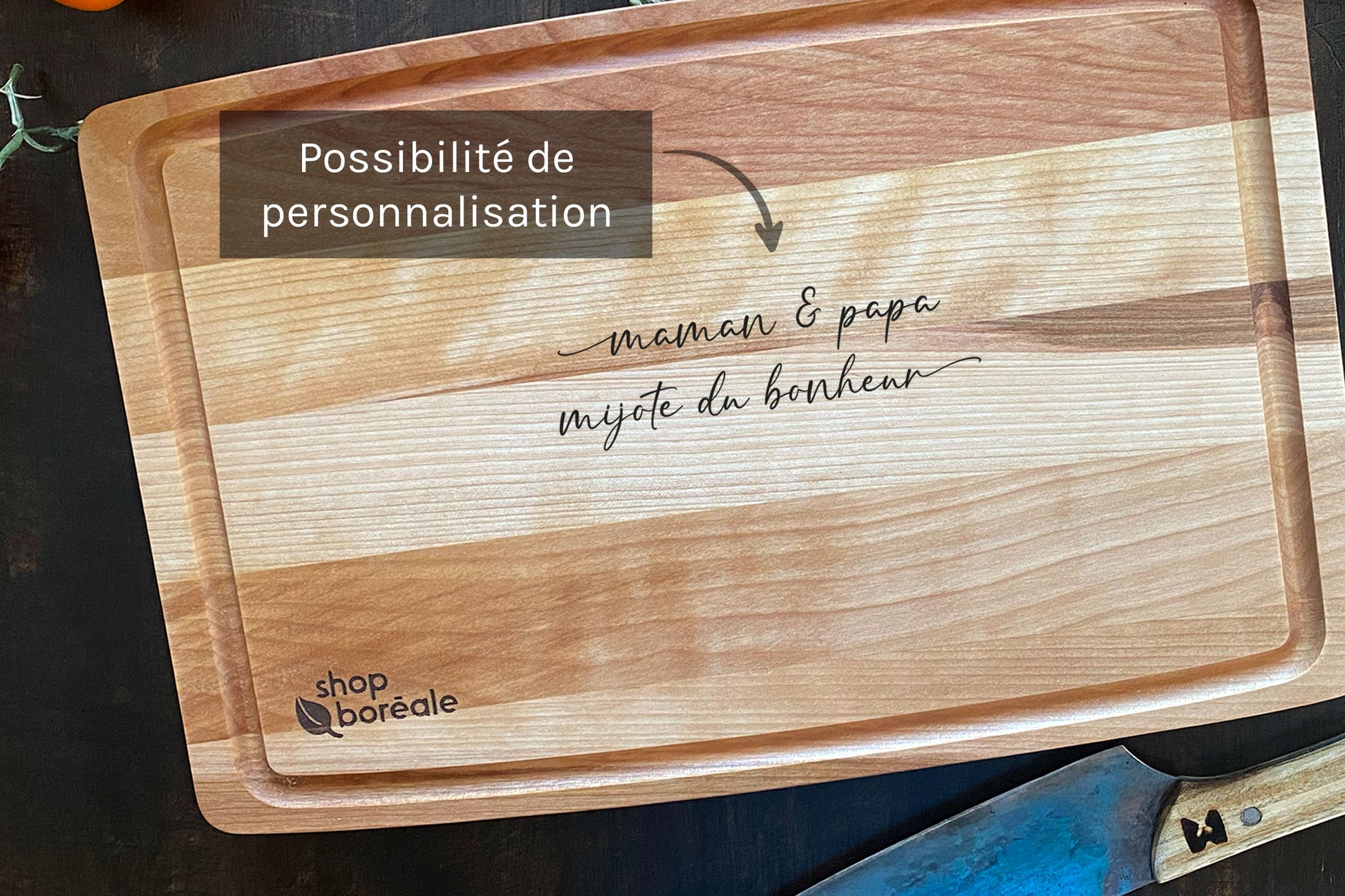 Personnalisation sur planche à découper ou plateau de service en bois massif – idéale pour un cadeau élégant, pratique et touchant – parfaite pour les cadeaux corporatifs d’entreprise – fait à la main au Québec – Shop Boréale / Customization on solid wood cutting board or serving tray – ideal for an elegant, practical and meaningful gift – perfect for corporate business gifts – handmade in Quebec – Shop Boréale