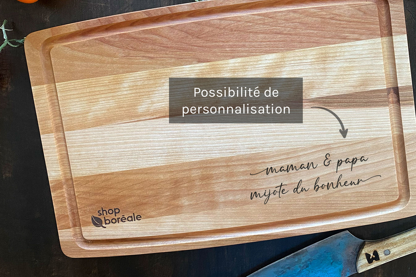 Personnalisation sur planche à découper ou plateau de service en bois massif – idéale pour un cadeau élégant, pratique et touchant – parfaite pour les cadeaux corporatifs d’entreprise – fait à la main au Québec – Shop Boréale / Customization on solid wood cutting board or serving tray – ideal for an elegant, practical and meaningful gift – perfect for corporate business gifts – handmade in Quebec – Shop Boréale