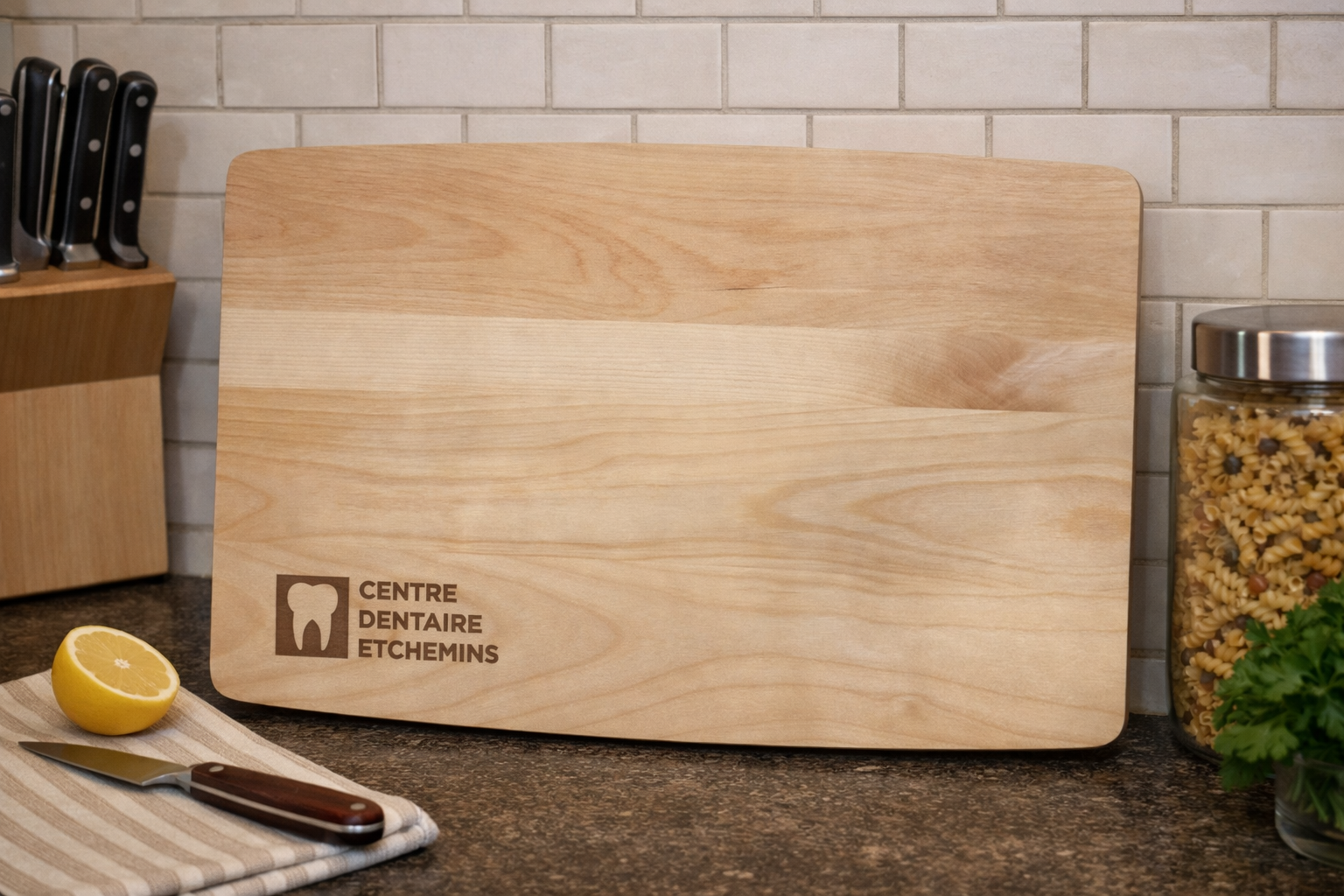 Planche à découper en bois massif personnalisable, robuste et idéale pour cadeaux corporatifs, cadeaux employés – faite à la main au Québec – Shop Boréale - Customizable solid wood cutting board, sturdy and ideal for corporate gifts and employee gifts – handmade in Quebec – Shop Boréale