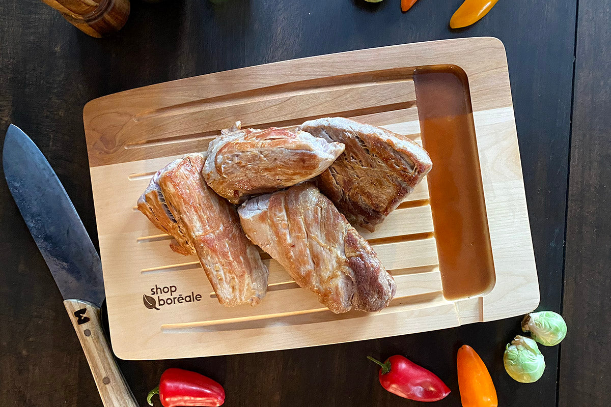 Planche à découper en bois massif avec rainures profondes et réservoir à jus – idéale pour viande, BBQ, rôtis et steaks – faite à la main au Québec – Shop Boréale / Solid wood carving board with deep grooves and juice well – perfect for meat, BBQ, roasts and steaks – handmade in Quebec – Shop Boréale
