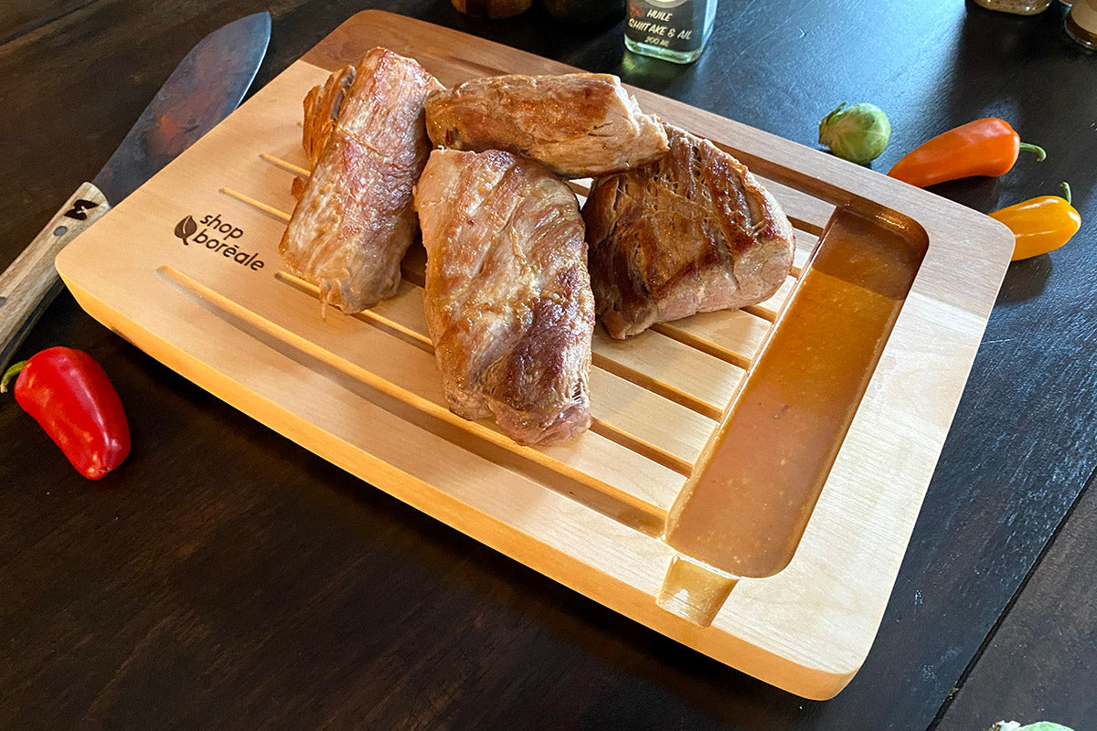 Planche à découper avec rainures et réservoir à jus - La Master BBQ