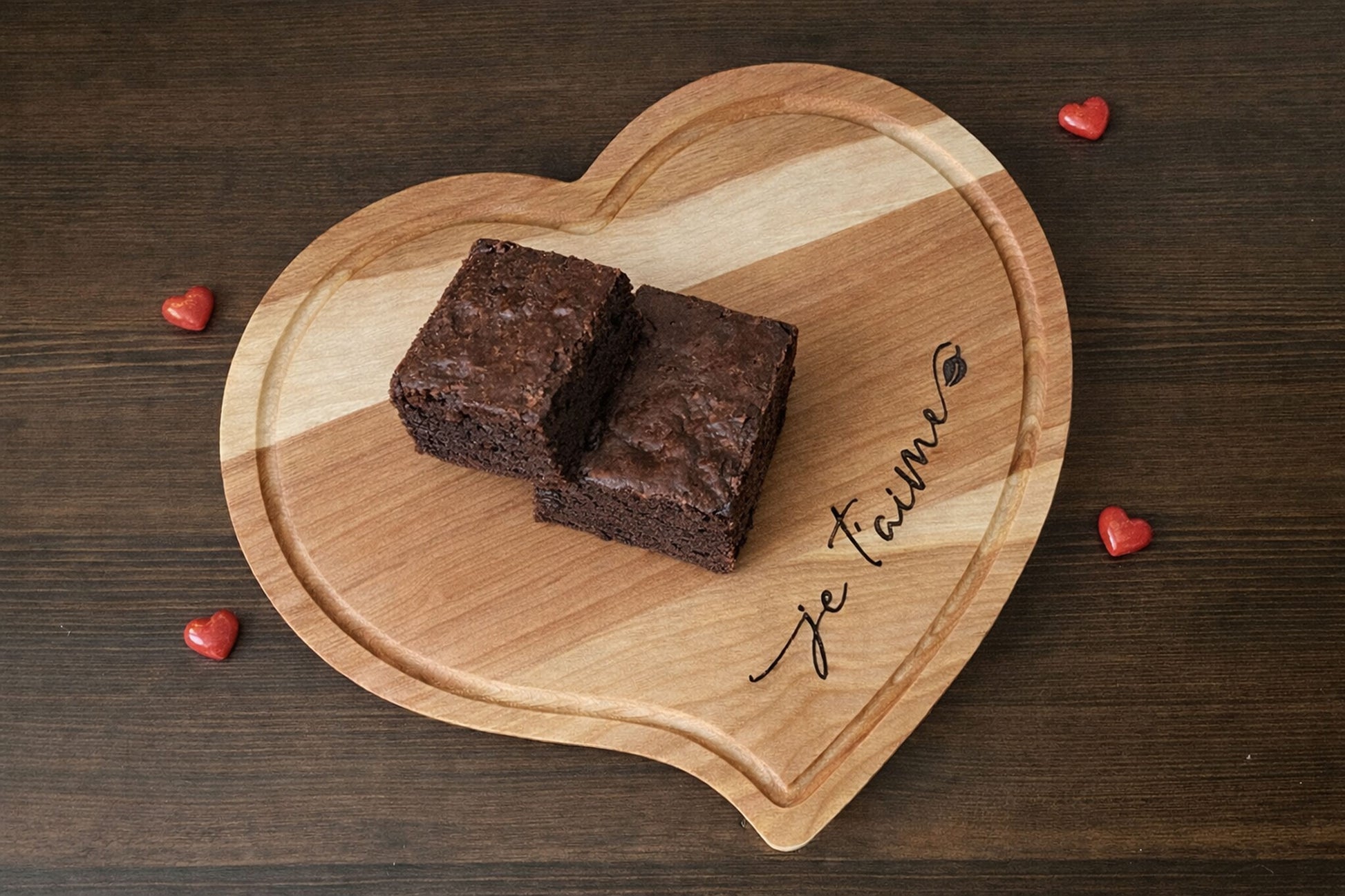 Plateau versatile en forme de cœur, élégant – idéal pour présenter desserts, bouchées, fromages ou exposer bijoux et objets décoratifs – fait à la main au Québec – Shop Boréale / Versatile heart-shaped serving tray, elegant – perfect for serving desserts, bites, cheese or displaying jewelry and decorative items – handmade in Quebec – Shop Boréale