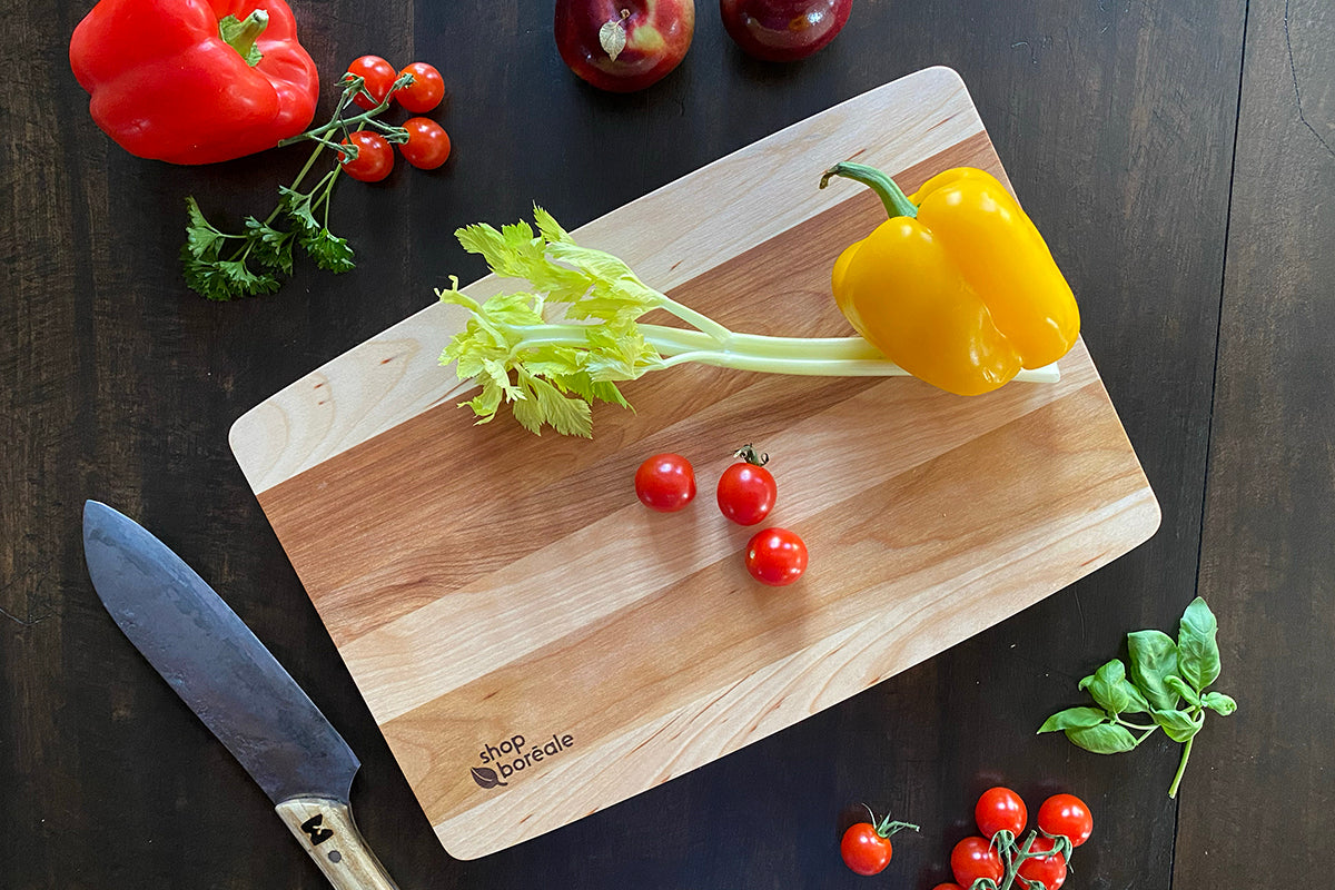 Planche à découper en bois massif artisanale et personnalisable, robuste et idéale pour viande, légumes et cuisine quotidienne – faite à la main au Québec – Shop Boréale / Handcrafted solid wood customizable cutting board, durable and perfect for meat, vegetables and daily cooking – handmade in Quebec – Shop Boréale